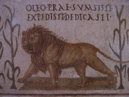 Particolare di un mosaico con un leone in una scena di caccia