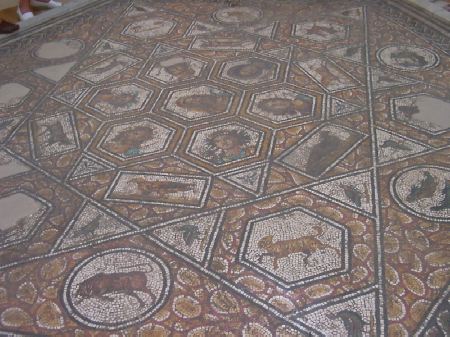 Pavimento a mosaico da una casa romana di Oudna