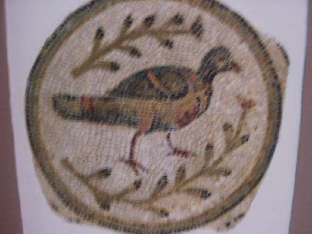 Mosaico paleocristiano con uccello fra foglie
