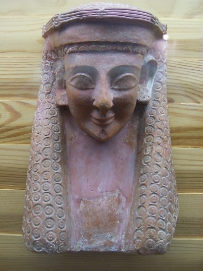 Maschera in ceramica proveniente dal Tophet di Cartagine