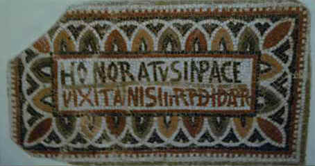 Mosaico funerario che riporta l'epitaffio di un certo HONORATUS