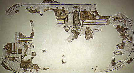 Mosaico una scena di banchetto dove gli invitati sono installati a gruppi di tre su triclini