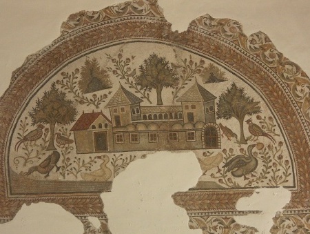Questo  uno dei tre mosaici che decoravano le tre absidi di un vasto ambiente di una villa di Tabarka