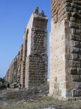 Imponenti resti dell'acquedotto romano