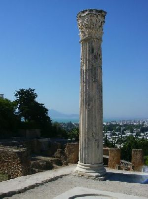 Colonna solitaria sulla collina di Birsa