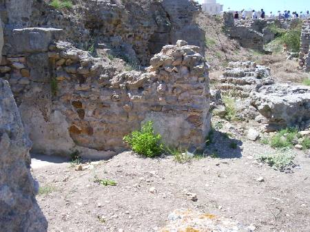 Muri che facevano parte dell'area delle basiliche cristiane