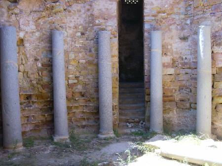 Scalinata di accesso alla chiesa ipogea con colonnato