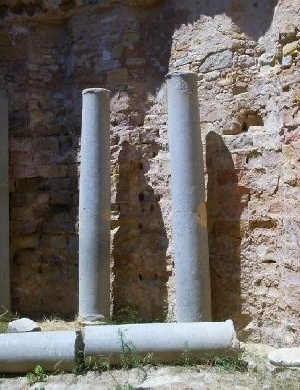 Resti dell'antico colonnato della camera ipogea