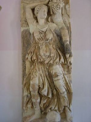 Statua che raffigura la dea dell'abbondanza con la cornucopia