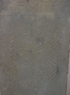 Iscrizione forse cristiana con una croce fra due palme