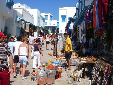 Un mercato lungo la via principale all'entrata di Sidi Abou Said