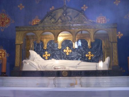 Il sepolcro di Agostino con l'ulna del Santo proveniente da Pavia