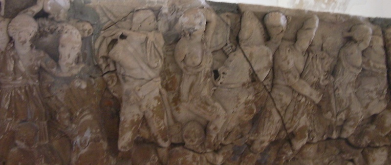 Il sarcofago detto il Combattimento delle Amazzoni  riccamente decorato con un bassorilievo in cui delle donne a cavallo affrontano dei gladiatori