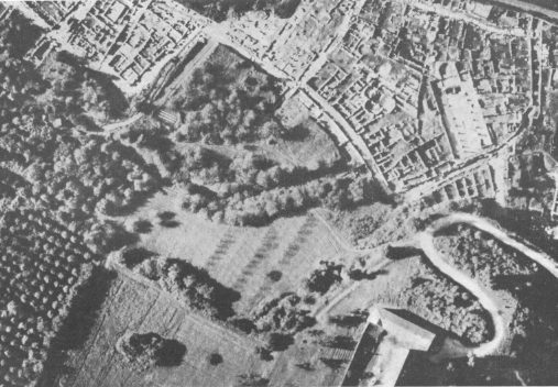 Vista area dell'insula cristiana con il museo (in basso a destra) e la basilica Pacis  (foto 1960)