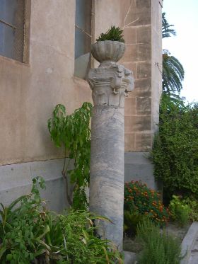 Una colonna romana nel cortile del convento