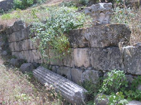 Muri di et romana con resti di colonne e capitelli nei pressi delle basiliche cristiane
