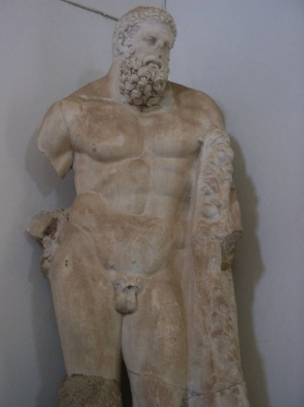 Scala di ascesa al primo piano: statua in marmo di Ercole