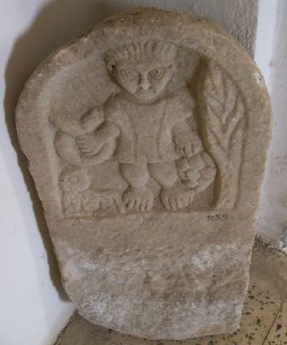 Stele 1055 con figura antropomorfa