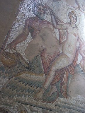 Venere in trono: particolare del mosaico nella Casa di Amphitrite
