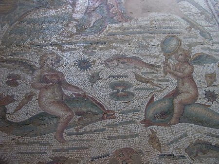 Due angioletti: particolare del mosaico di Venere nella Casa di Amphitrite