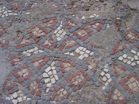 Mosaico con il simbolo della croce sul pavimento della Basilica cristiana