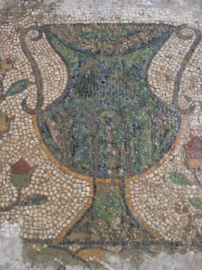 Mosaico di un vaso sul pavimento della Basilica cristiana