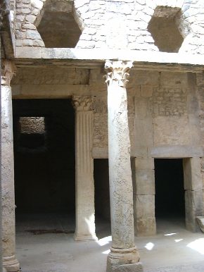 La straordinaria struttura ipogea a colonnati della Casa della Caccia