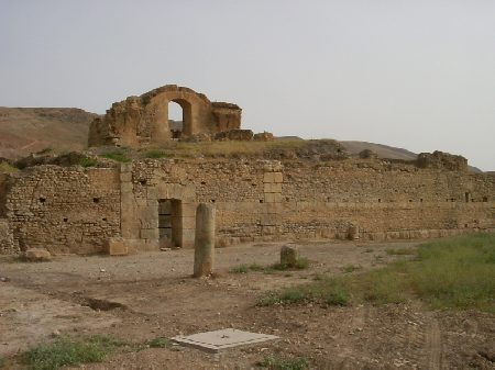 Le cisterne della citt: sullo sfondo i resti delle Terme