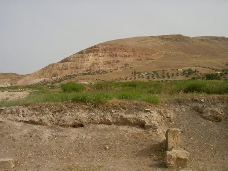 Le colline dello Djebel Ribia con le ferite dovute all'estrazione di pietre