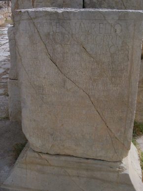 Tempio pagano: lapide dedicatoria all'imperatore Marco Aurelio