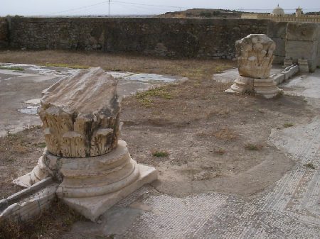 Tempio pagano: capitelli corinzi e pavimenti a mosaico