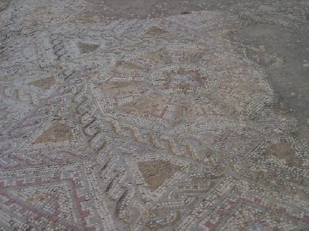 Tempio pagano: mosaico di tipo geometrico