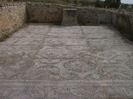Tempio pagano: ambiente interno con pavimento a mosaico