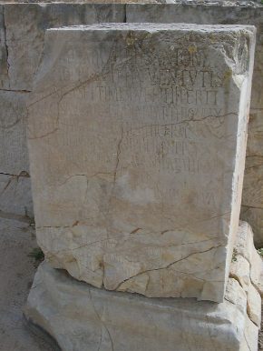 Tempio pagano: ambiente interno con lapide dedicata a Aurelio