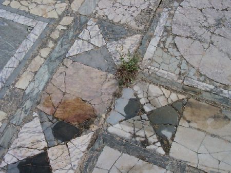 Tempio pagano: pavimento a mosaico con motivi geometrici