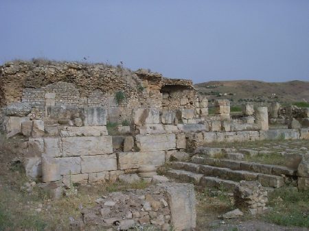 Tempio pagano: mura e scalinata