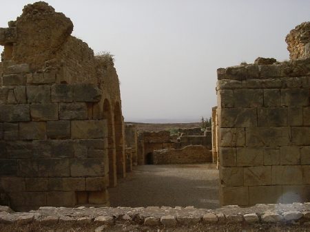 Le poderose mura di alcuni ambienti interni delle Terme di Julia Memmia