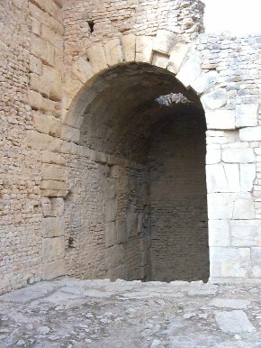 Arco di accesso a una scalinata che porta in ambienti delle Terme di Julia Memmia