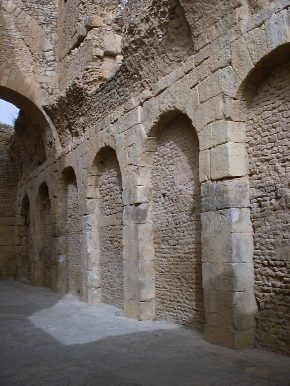 I grandiosi resti delle mura a finto colonnato delle Terme di Julia Memmia