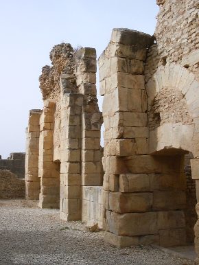 Mura e architetture delle Terme di Julia Memmia