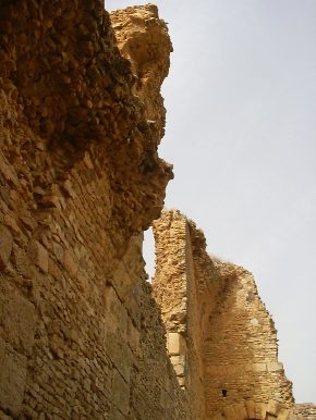 I grandiosi resti di mura verticali delle Terme di Julia Memmia