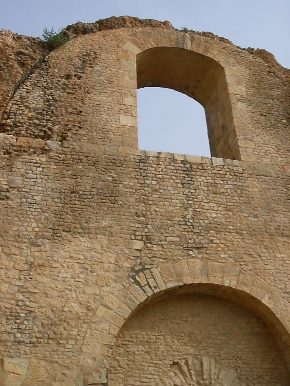 Ardite strutture architettoniche con finestre nelle Terme di Julia Memmia