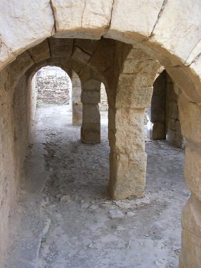 Passaggi ipogei ad arcate interni delle Terme di Julia Memmia