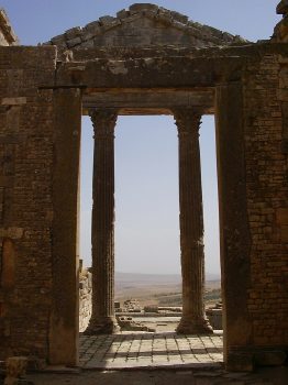 Interno dell'atrio del Capitolium con la straordinaria vista della vallata