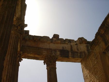 La trabeazione dall'atrio del Capitolium nel cielo del meriggio