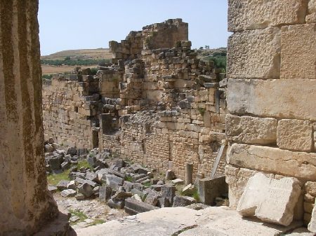 Le mura del Foro di Douggha viste dall'atrio del Capitolium