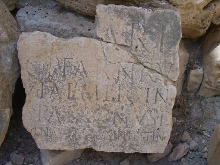 Lapidi latine frammentarie superstiti nell'atrio del Capitolium