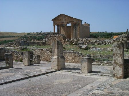 Il Capitolium come appare da una piazza vicino al Mercato