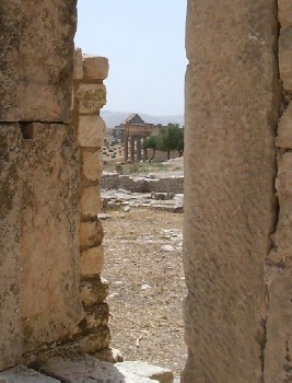 Il Capitolium come appare da un'apertura del Teatro