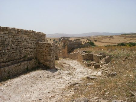 Il Capitolium in fondo alla strada che costeggia le mura del Teatro